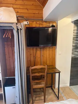 Télévision ou salle de divertissement dans l'établissement Charmante cabane rustique en bord de Seine