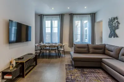 Télévision ou salle de divertissement dans l'établissement Au salon des Muses - T3 Confort au coeur d'Abbeville