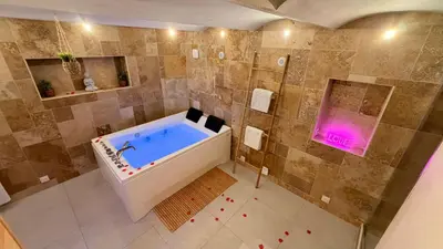 Salle de bains dans l'établissement Refuge des intimes - Spa & Sauna en Cave