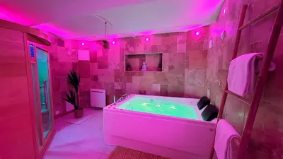 Télévision ou salle de divertissement dans l'établissement Refuge des intimes - Spa & Sauna en Cave