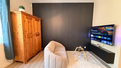 Télévision ou salle de divertissement dans l'établissement Refuge des intimes - Spa & Sauna en Cave