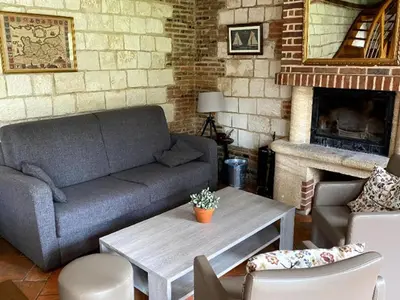 Coin salon dans l'établissement Gîte Cosy avec Terrasse et Cheminée, 6 Couchages - API-1-52-1737