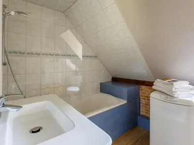 Salle de bains dans l'établissement Gîte Cosy avec Terrasse et Cheminée, 6 Couchages - API-1-52-1737
