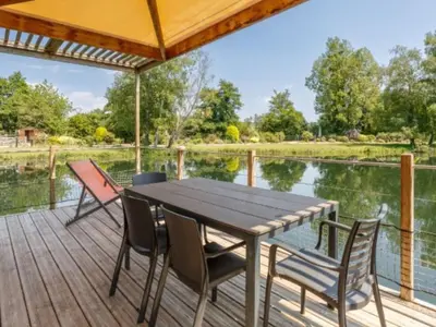 Vue sur la rivière ou le fleuve situé(e) à proximité de le camping