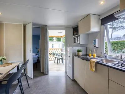 Cuisine ou kitchenette dans l'établissement ZEcamping 4 pet friendly avec piscine chauffée et pataugeoire