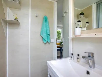 Salle de bains dans l'établissement ZEcamping 4 pet friendly avec piscine chauffée et pataugeoire
