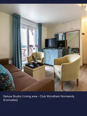 Coin salon dans l'établissement Club Wyndham Normandy is a 3-star aparthotel-style