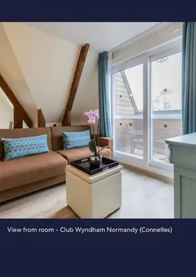 Coin salon dans l'établissement Club Wyndham Normandy is a 3-star aparthotel-style