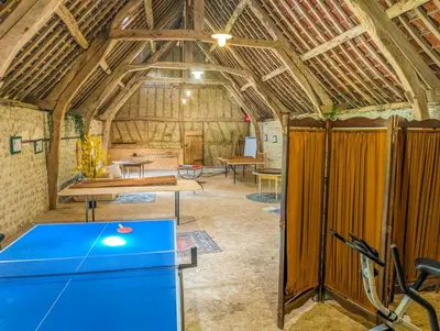 Tennis de table au sein de l'établissement Cinéma Room romantique Studio de l'Etoile ou à proximité