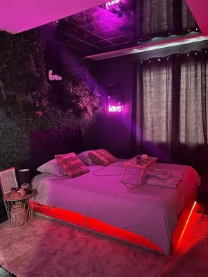 Un ou plusieurs lits dans un hébergement de l'établissement Jacuzzi cocoon on Mante la Jolie