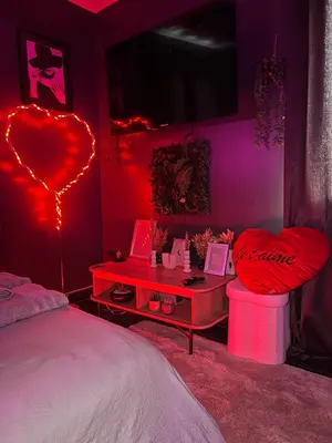 Un ou plusieurs lits dans un hébergement de l'établissement Jacuzzi cocoon on Mante la Jolie