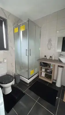 Salle de bains dans l'établissement Jacuzzi cocoon on Mante la Jolie