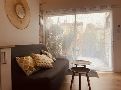 Coin salon dans l'établissement Nice fully-equipped studio with terrace, Paris 30 min