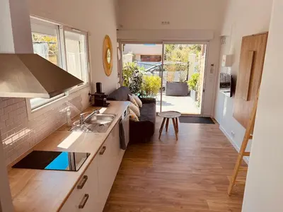 Cuisine ou kitchenette dans l'établissement Nice fully-equipped studio with terrace, Paris 30 min