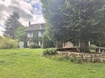 Jardin de l'établissement Maison avec rivière et petit étang