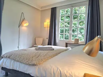 Un ou plusieurs lits dans un hébergement de l'établissement Maison avec rivière et petit étang