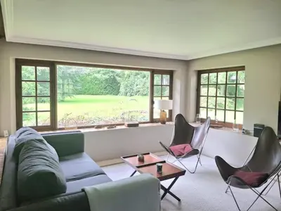 Coin salon dans l'établissement Maison avec rivière et petit étang