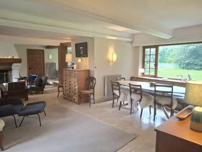 Coin salon dans l'établissement Maison avec rivière et petit étang