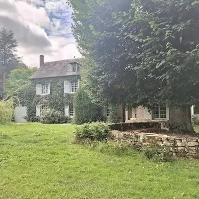 Maison avec rivière et petit étang