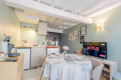 Cuisine ou kitchenette dans l'établissement Mini house in Saint-Leu Les Hortillonnages