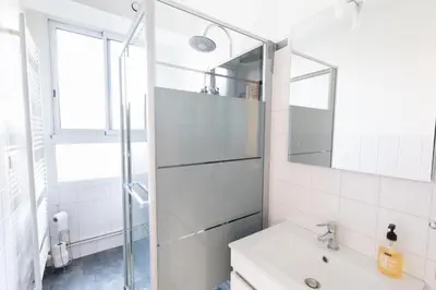 Salle de bains dans l'établissement L'Odyssée Aux Trois Clés - Proche centre-ville - Jardin