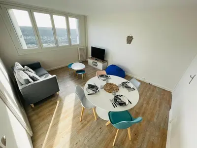 Télévision ou salle de divertissement dans l'établissement Évasion avec vue panoramique sur Rouen - 424