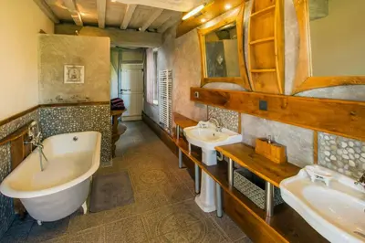Salle de bains dans l'établissement Historic Estate With Wellness Suites In Normandy