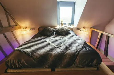Un ou plusieurs lits dans un hébergement de l'établissement Historic Estate With Wellness Suites In Normandy