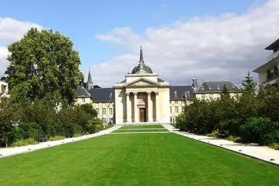Jardin de l'établissement Agathe vue style et parking