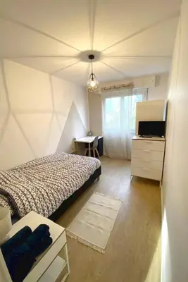 Un ou plusieurs lits dans un hébergement de l'établissement Coloc studio standing mueble netflix gare