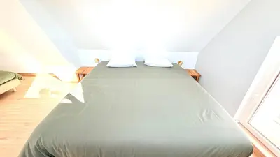 Un ou plusieurs lits dans un hébergement de l'établissement Maison cosy dans village de charme avec commerces