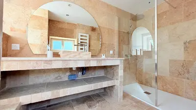 Salle de bains dans l'établissement Maison cosy dans village de charme avec commerces