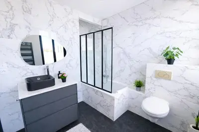 Salle de bains dans l'établissement Les Palmiers moderne à 10 min de Rouen