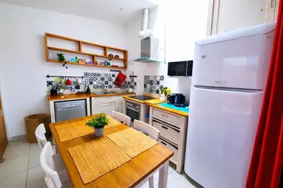 Cuisine ou kitchenette dans l'établissement Escapade Rouennaise Séjour Confortable Rouen