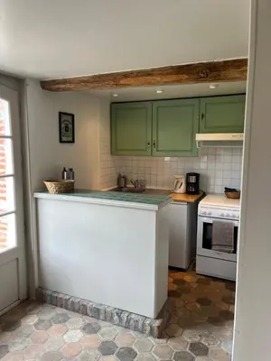 Cuisine ou kitchenette dans l'établissement Cottage dans parc du Château d Émalleville