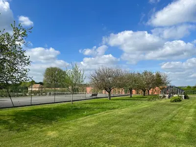 Jardin de l'établissement Cottage dans parc du Château d Émalleville