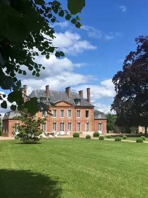 Jardin de l'établissement Cottage dans parc du Château d Émalleville