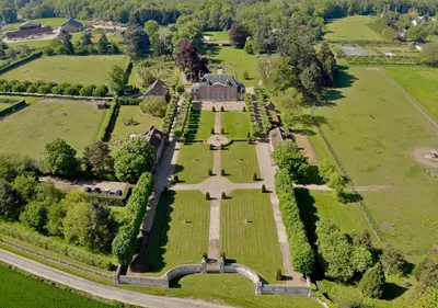 Vue panoramique sur l'établissement Cottage dans parc du Château d Émalleville