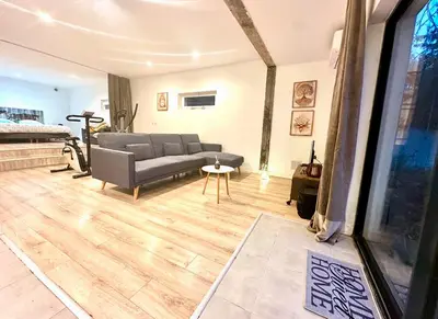 Télévision ou salle de divertissement dans l'établissement Loft face à la Seine - 7min Gare