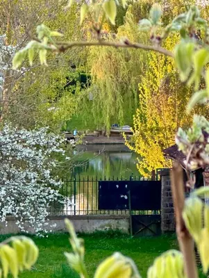 Jardin de l'établissement Loft face à la Seine - 7min Gare