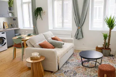 Coin salon dans l'établissement L'Alexandrine, Cozy cocoon in downtown Amiens