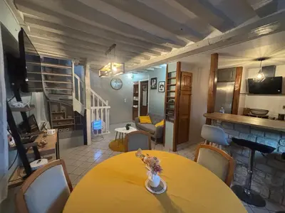 Télévision ou salle de divertissement dans l'établissement Maison