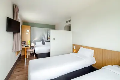 Un ou plusieurs lits dans un hébergement de l'établissement B&B HOTEL Creil Chantilly