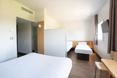Un ou plusieurs lits dans un hébergement de l'établissement B&B HOTEL Creil Chantilly