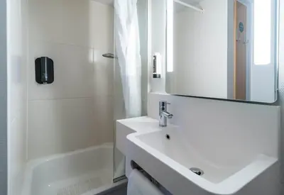 Salle de bains dans l'établissement B&B HOTEL Creil Chantilly