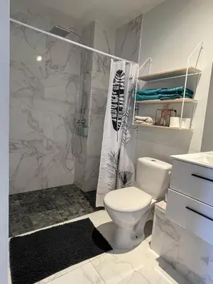 Salle de bains dans l'établissement Chez Cassi