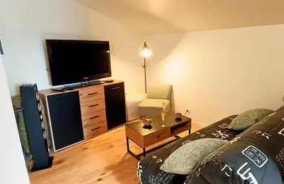 Télévision ou salle de divertissement dans l'établissement logement indépendant La Houppevillaise