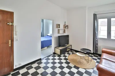 Télévision ou salle de divertissement dans l'établissement Le Cosy Chic - Avec jardin et parking