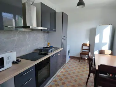 Cuisine ou kitchenette dans l'établissement Maison