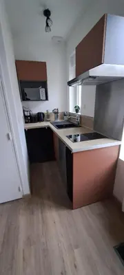 Cuisine ou kitchenette dans l'établissement Charmant studio free parking quartier Anglais